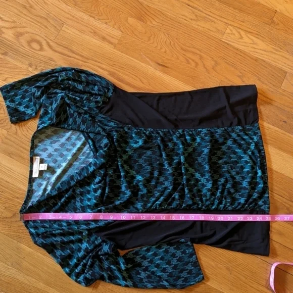 Dana Buchman Medium Green & Black Long Sleeve Shirt w/ Ruching - Picture 9 of 10